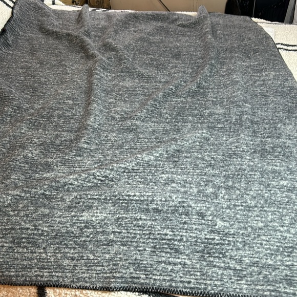 Victoria's Secret PINK Holiday Fleece Blanket Black / White 50"x60 - Picture 8 of 8